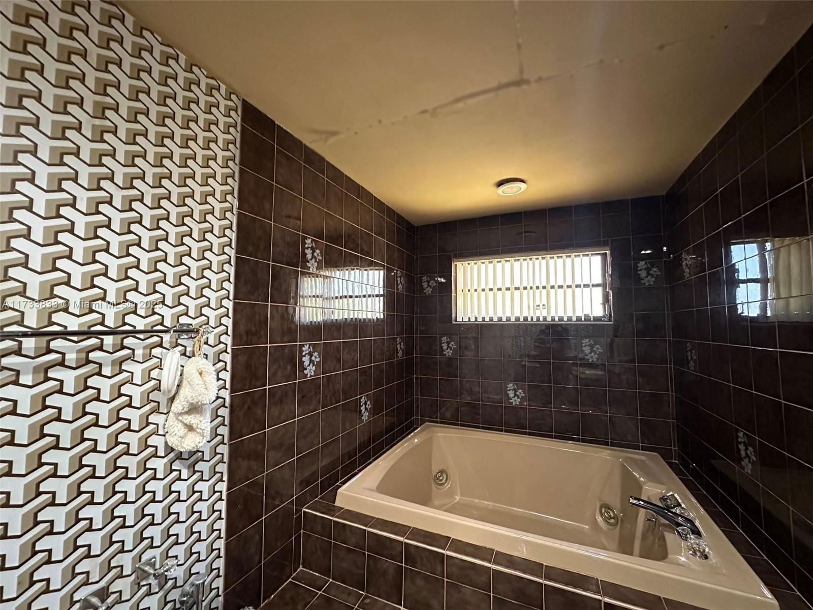 Real estate property located at 4990 Palm Ct, Miami-dade, Bradley Manor 3rd Addn, Hialeah, FL