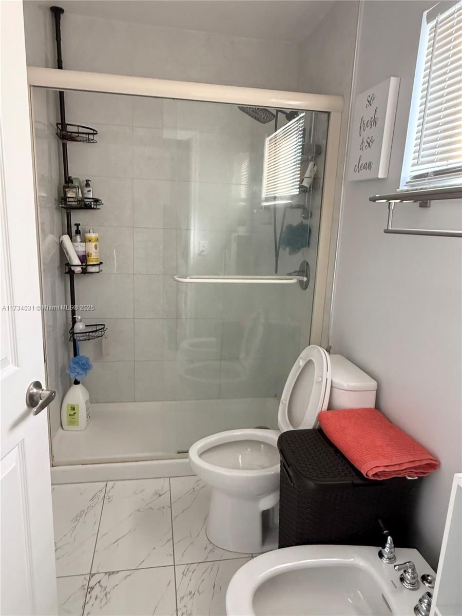 Real estate property located at 7618 168th Ter, Miami-dade, Turtle Run Estates, Hialeah, FL