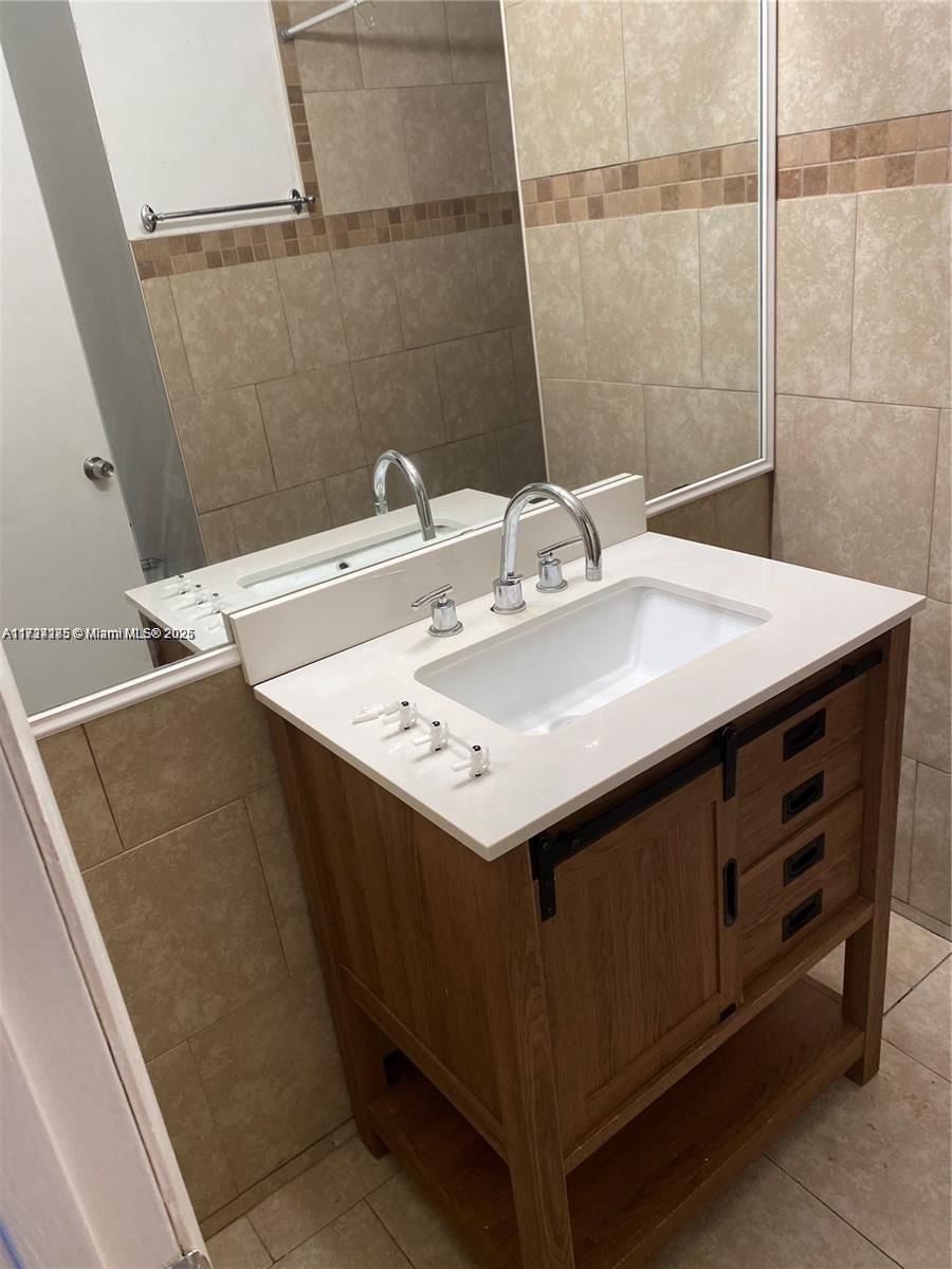 Real estate property located at 2113 Champions Way #2113, Broward, Rock Island Land Corp, North Lauderdale, FL