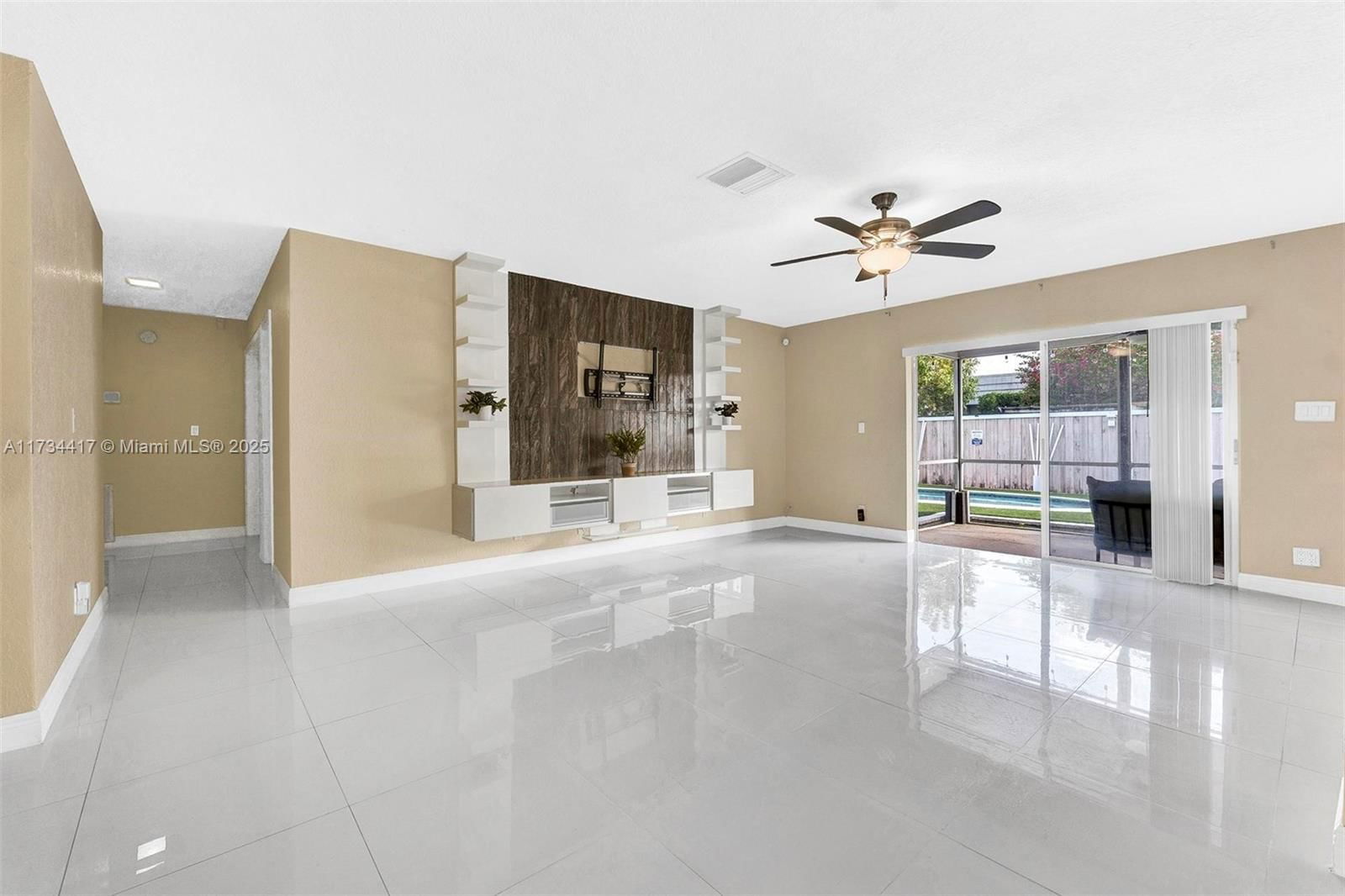 Real estate property located at 8240 68th Ave, Broward, Sunflower, Tamarac, FL
