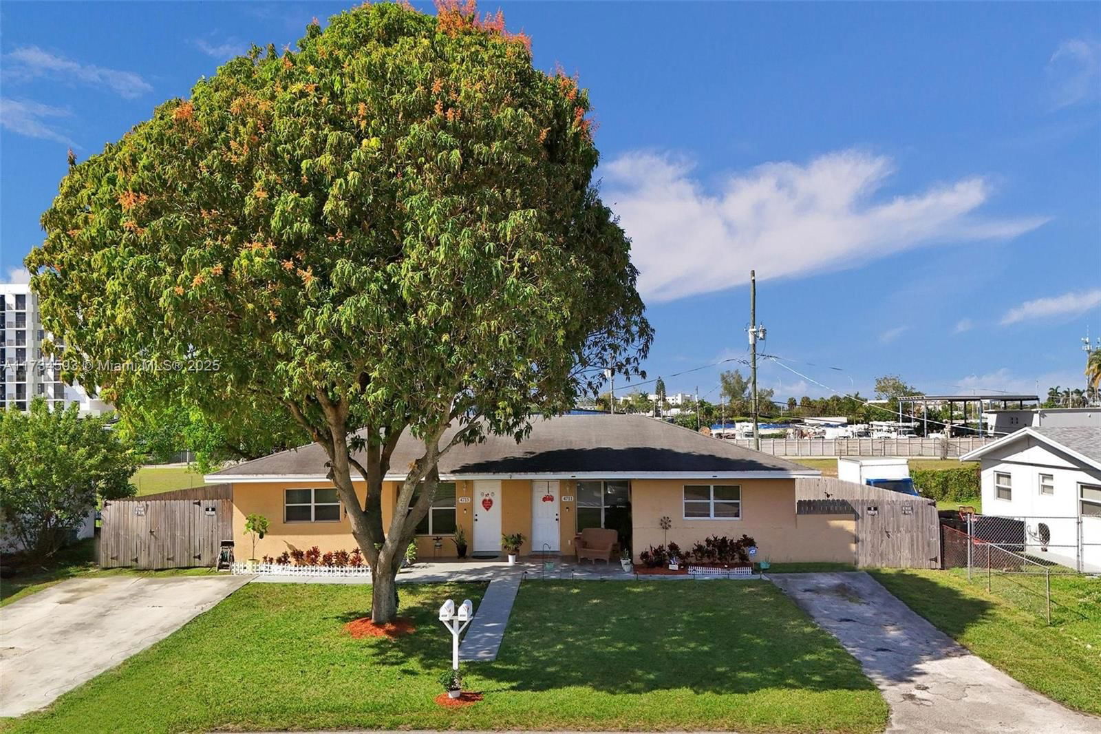 Real estate property located at 4711-4715 43rd Ter, Broward, Gold Coast Twin Villas We, Dania Beach, FL