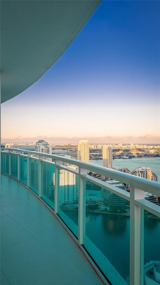 Real estate property located at 950 Brickell Bay Dr #4611, Miami-dade, The Plaza 851 Brickell Co, Miami, FL
