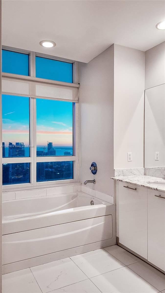 Real estate property located at 950 Brickell Bay Dr #4611, Miami-dade, The Plaza 851 Brickell Co, Miami, FL