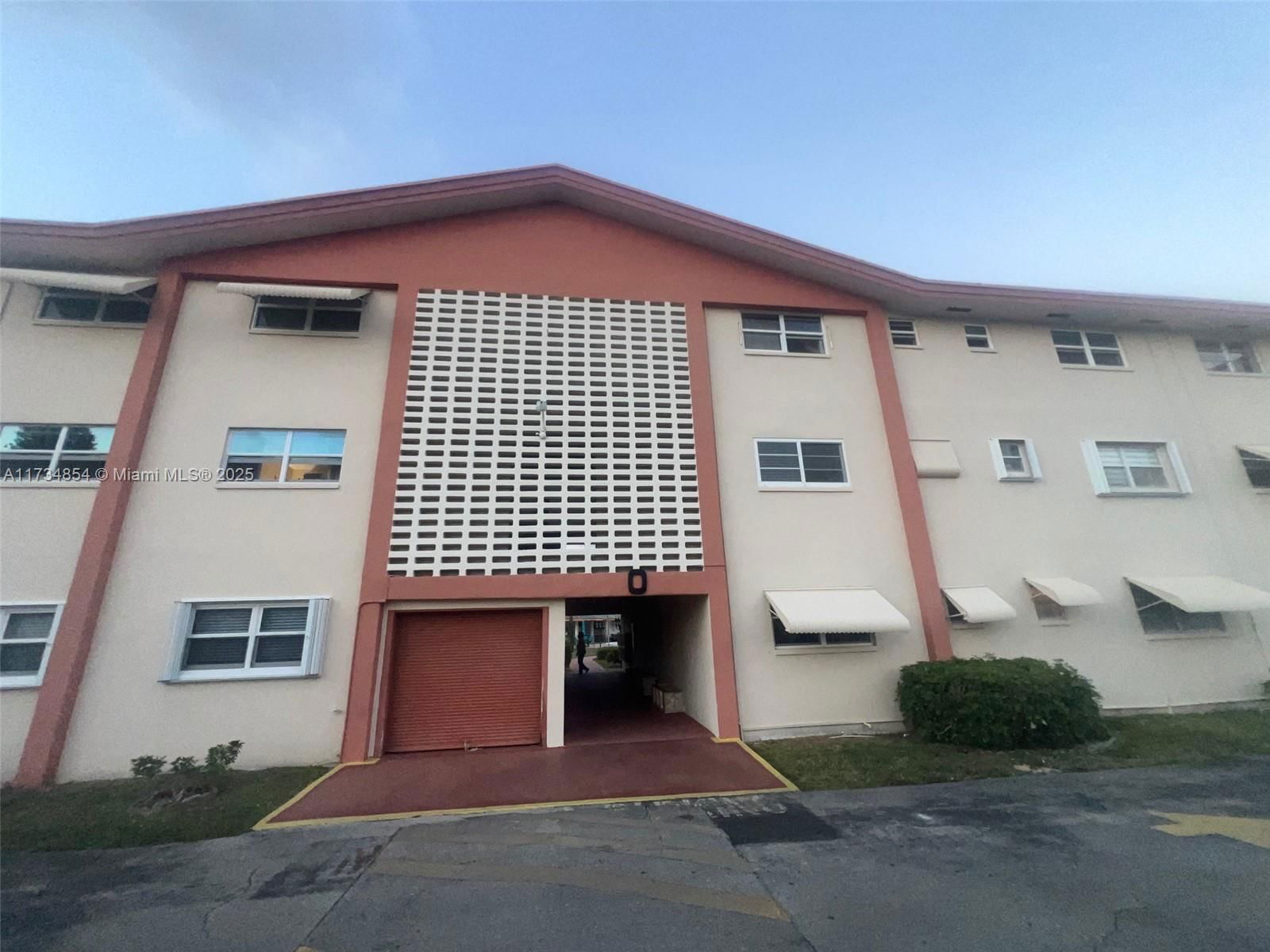 Real estate property located at 5300 Washington St O229, Broward, Beverly Hills Condo Numbe, Hollywood, FL