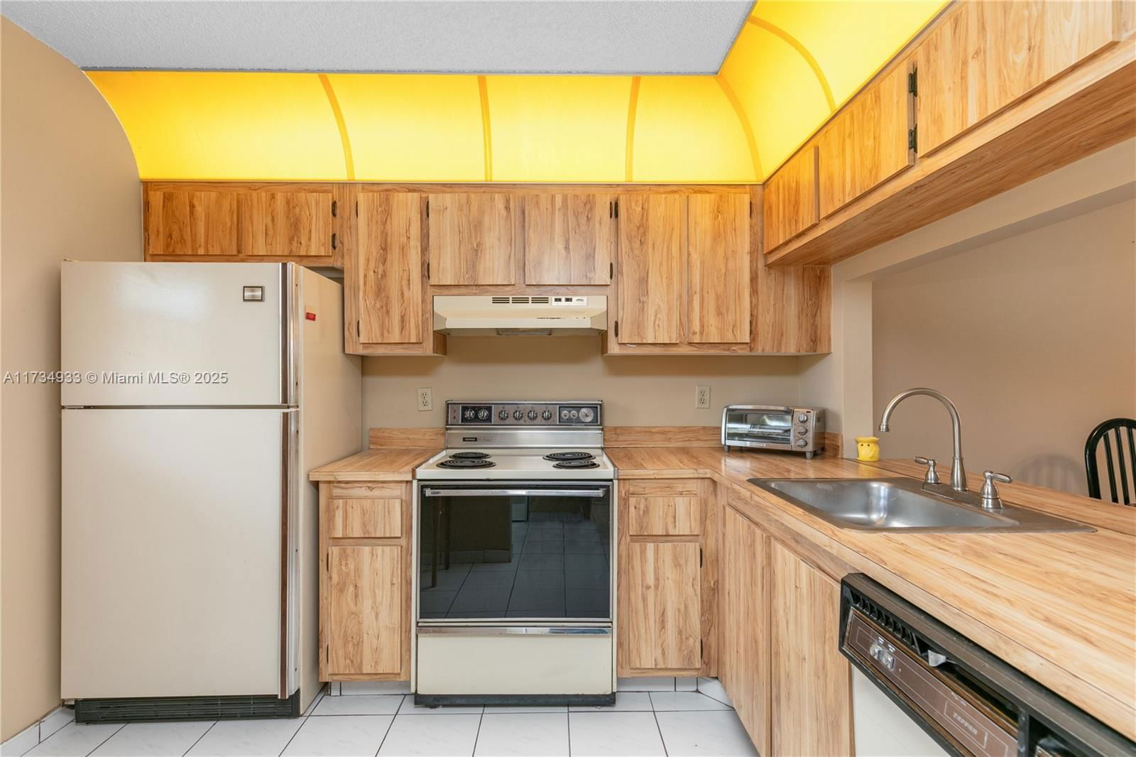 Real estate property located at 9230 1st St #206, Broward, Pine Lake Five Condo, Pembroke Pines, FL