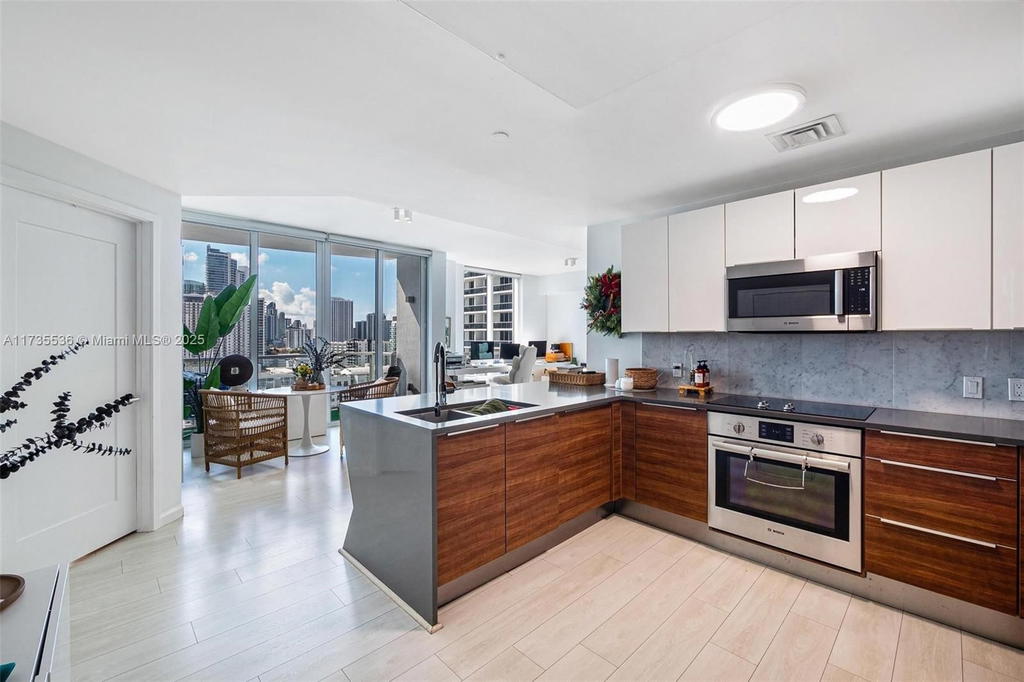 Real estate property located at 601 27th St #1606, Miami-dade, The Crimson Condo, Miami, FL