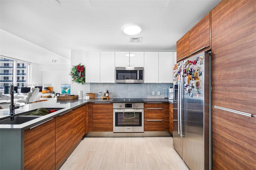 Real estate property located at 601 27th St #1606, Miami-dade, The Crimson Condo, Miami, FL