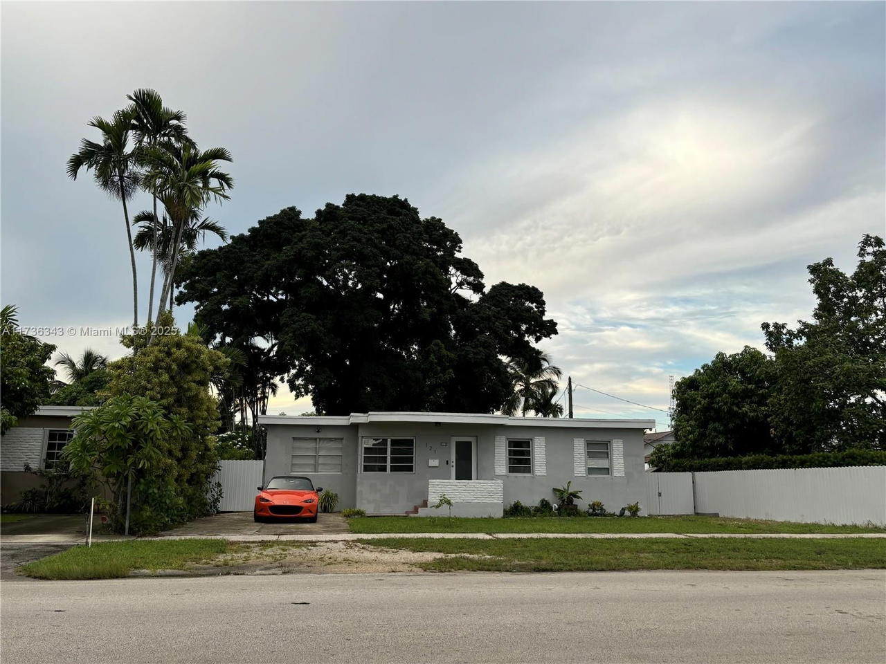 Real estate property located at 121 42nd St, Miami-dade, Robins Heights, Hialeah, FL