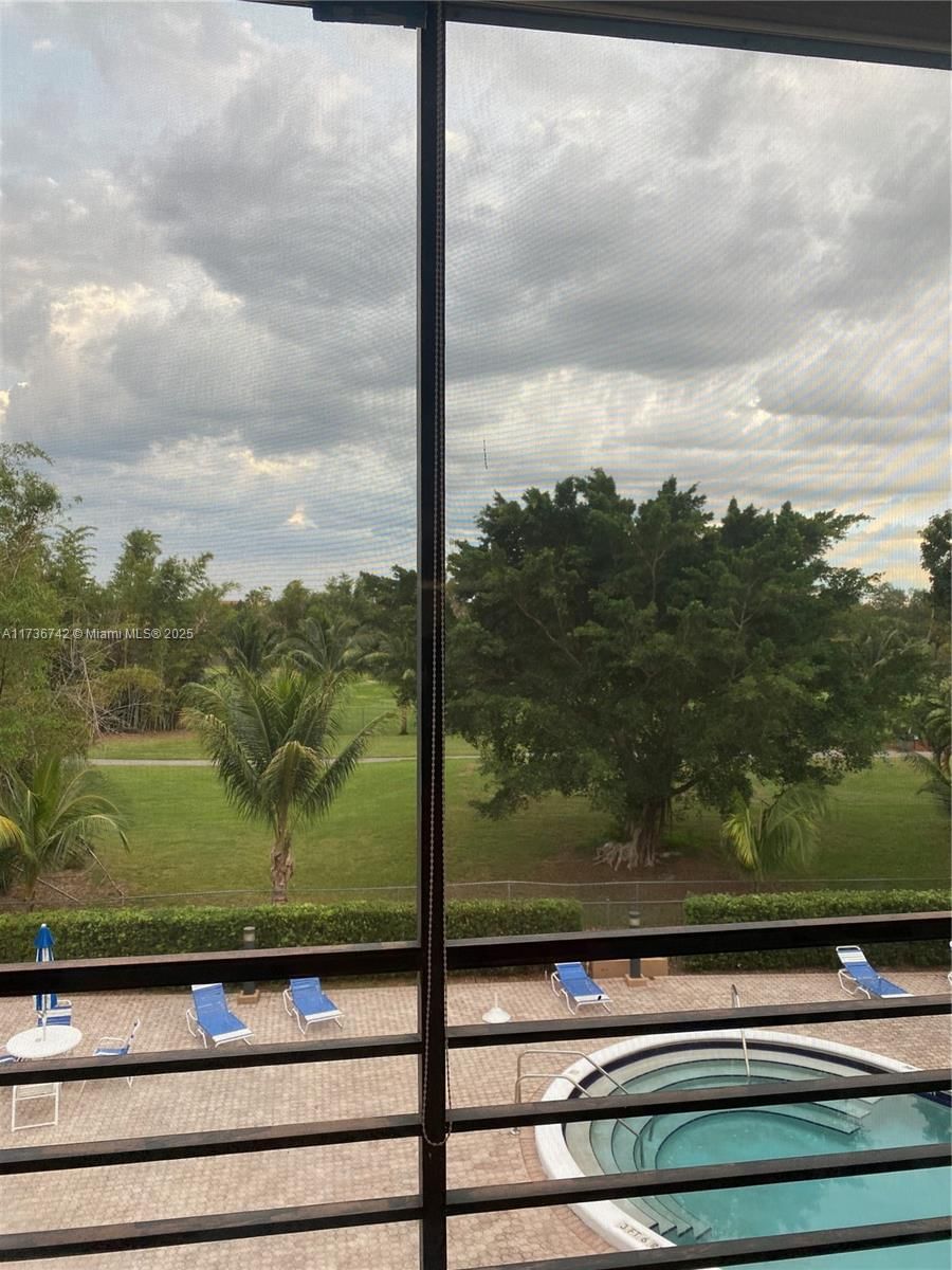 Real estate property located at 4040 Hills Dr #32, Broward, Emerald Hills C C Apts Co, Hollywood, FL