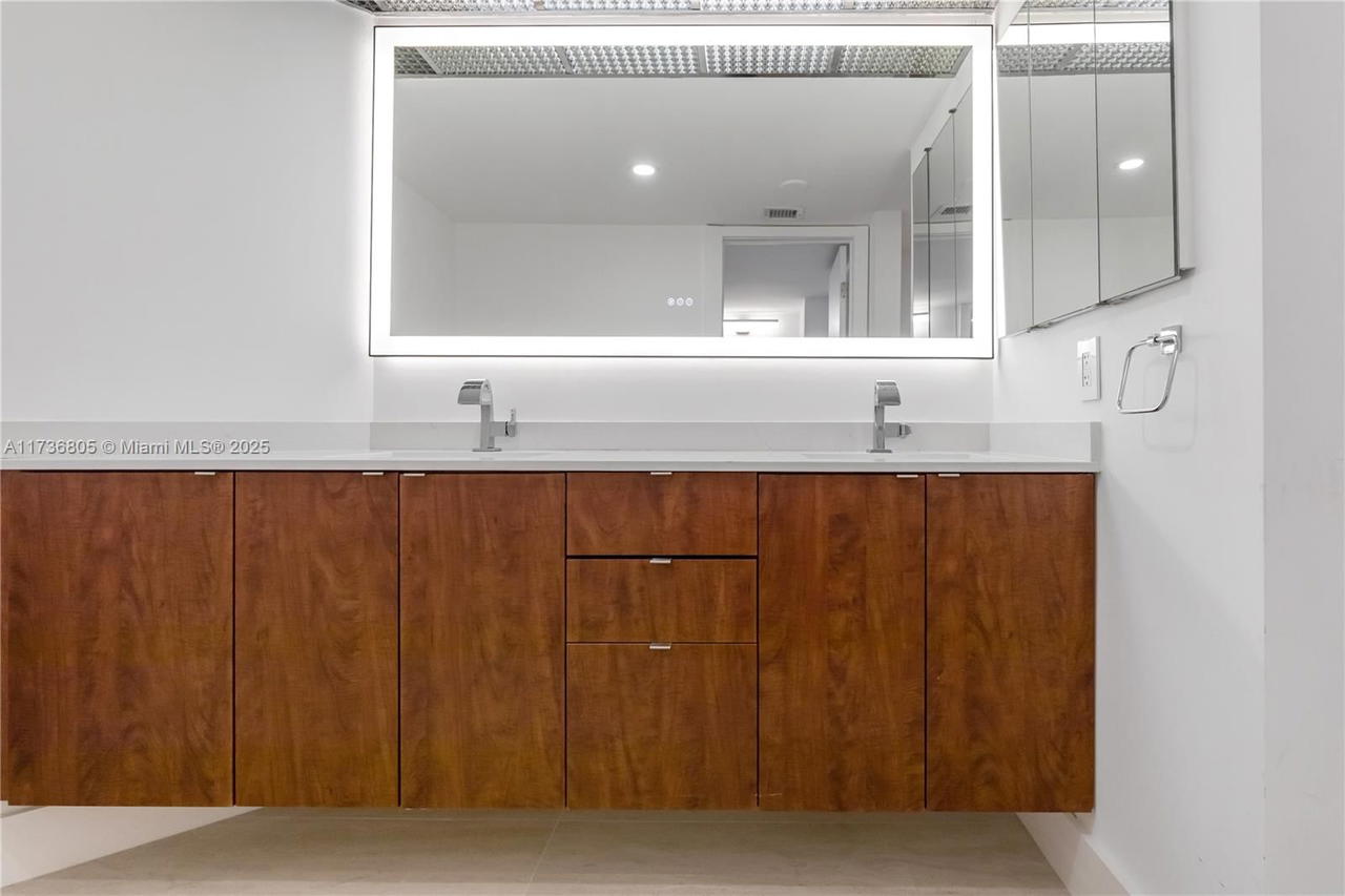 Real estate property located at 1717 Bayshore Dr A-1231, Miami-dade, Venetia Condo, Miami, FL