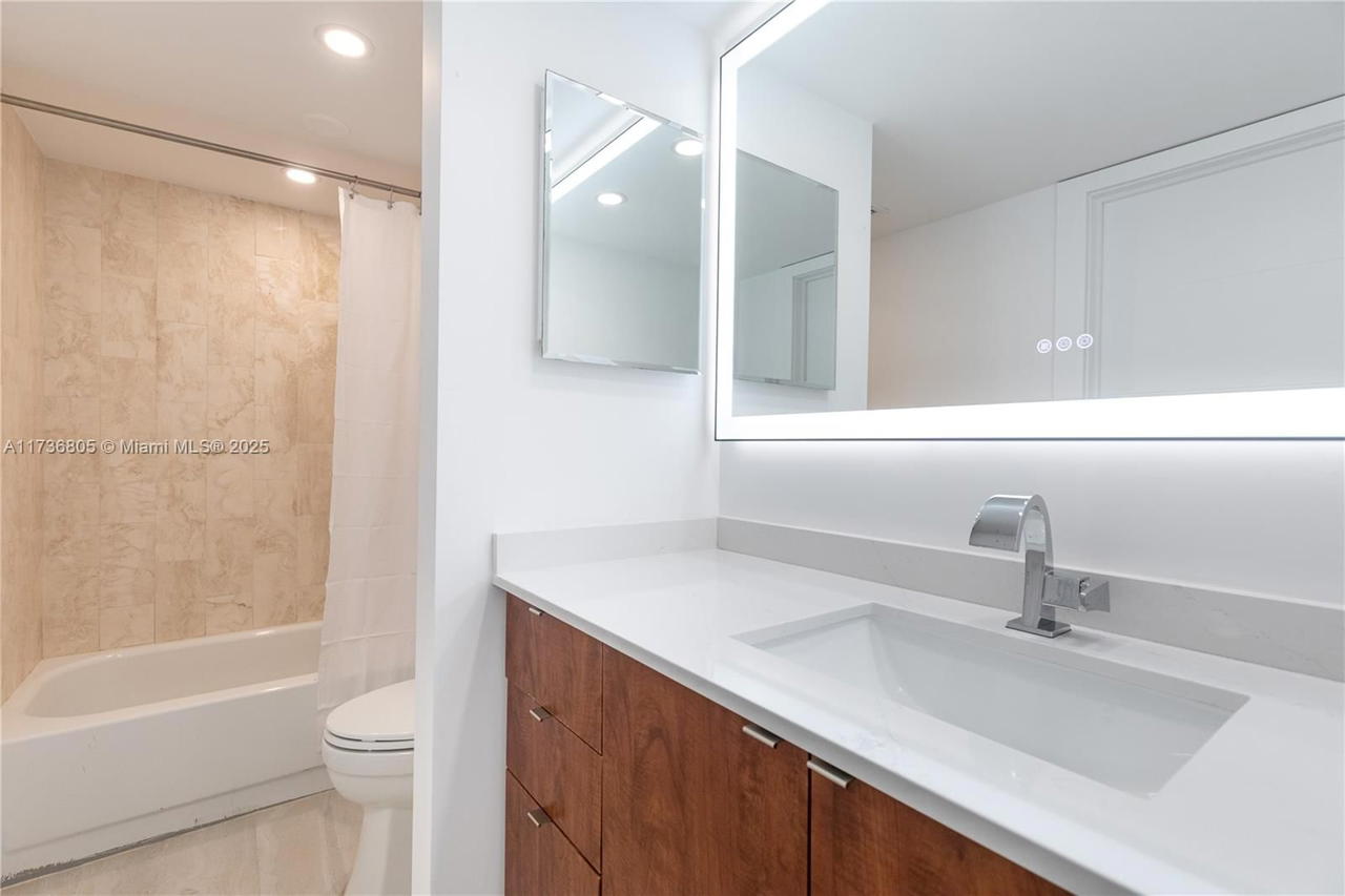 Real estate property located at 1717 Bayshore Dr A-1231, Miami-dade, Venetia Condo, Miami, FL