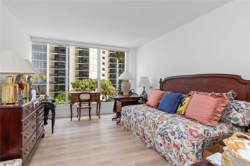 Real estate property located at 1717 Bayshore Dr A-1231, Miami-dade, Venetia Condo, Miami, FL