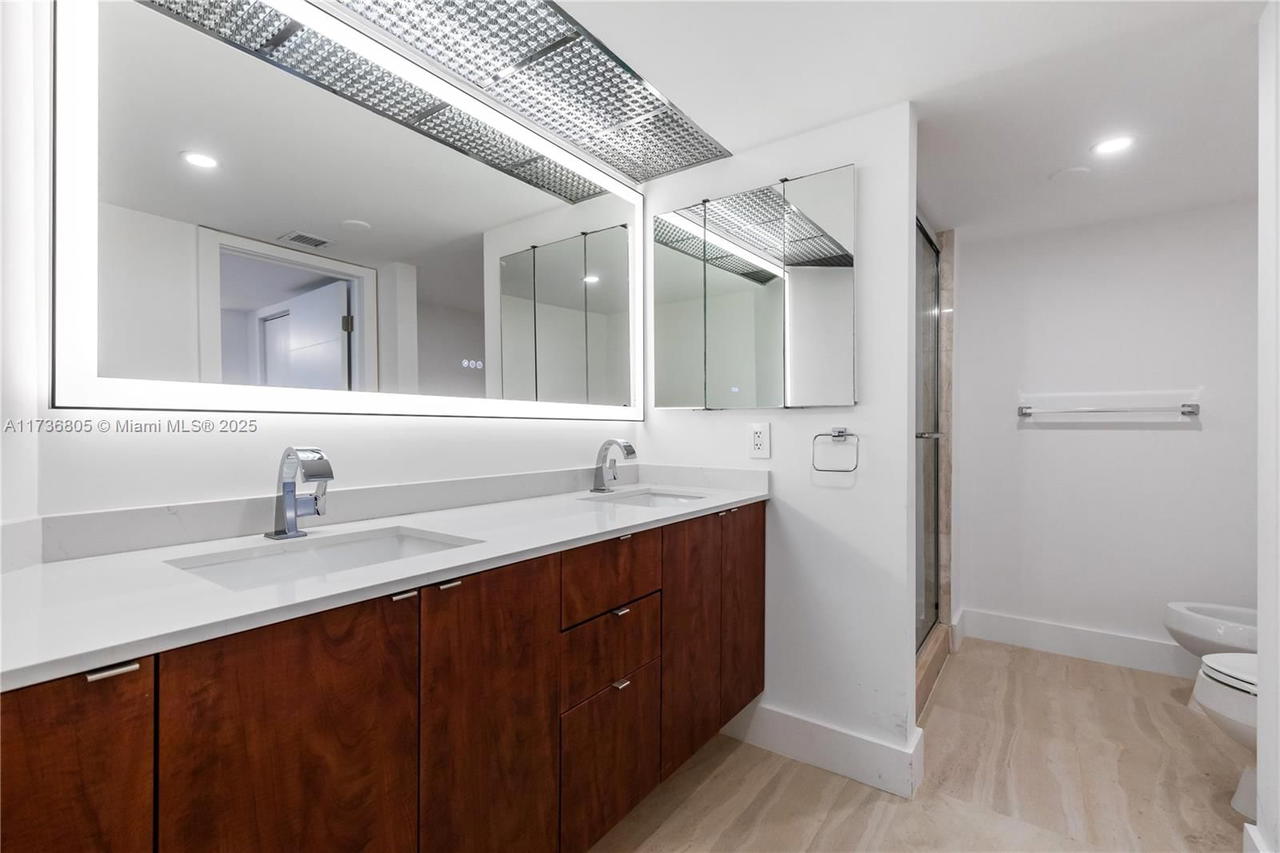 Real estate property located at 1717 Bayshore Dr A-1231, Miami-dade, Venetia Condo, Miami, FL