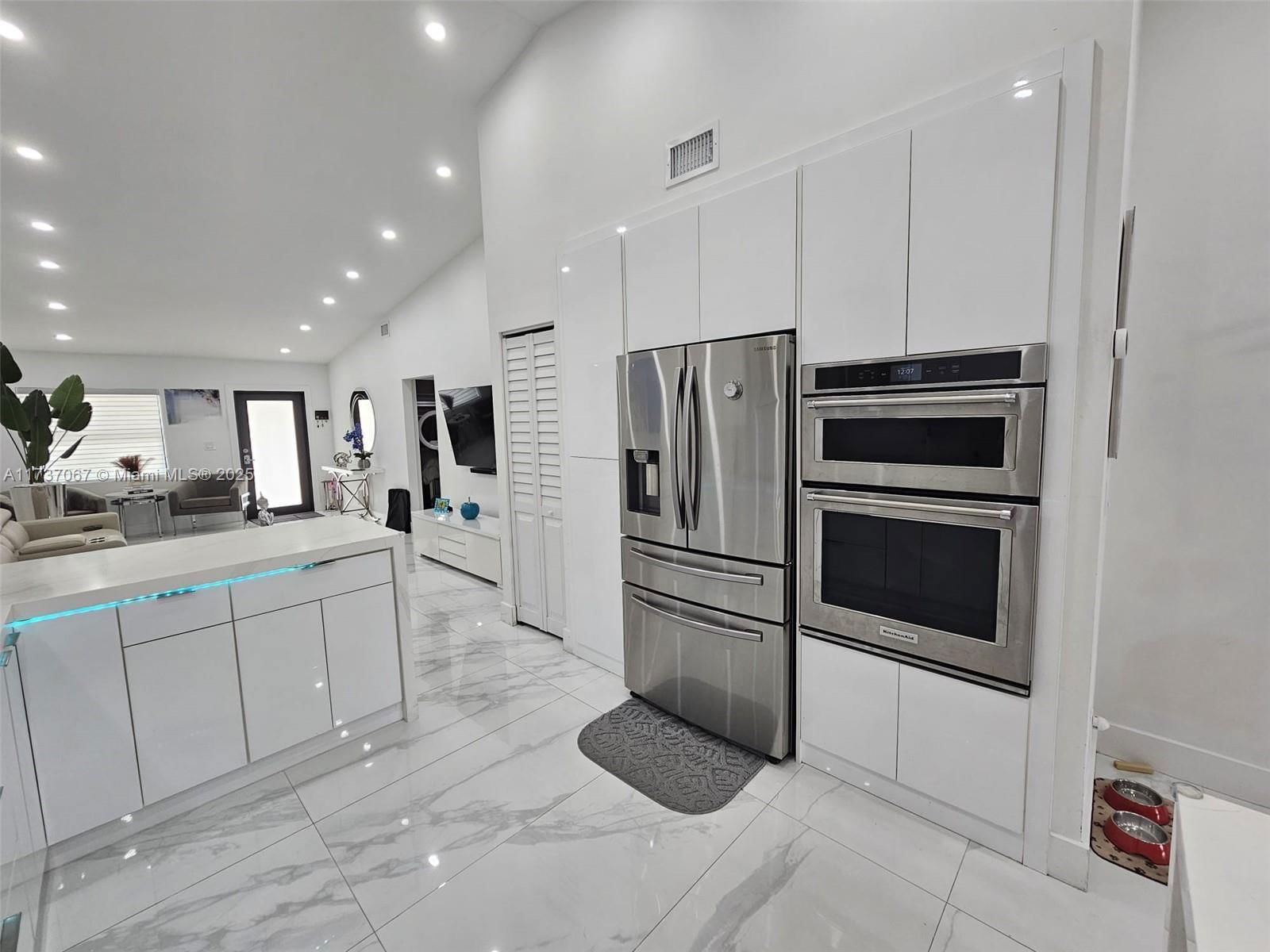 Real estate property located at 2733 55th Pl, Miami-dade, Alameda By The Lake, Hialeah, FL