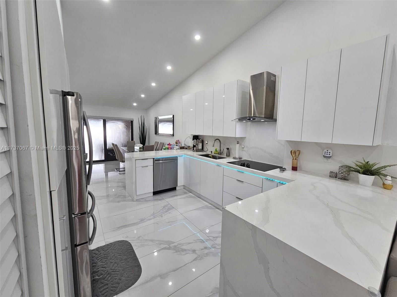 Real estate property located at 2733 55th Pl, Miami-dade, Alameda By The Lake, Hialeah, FL