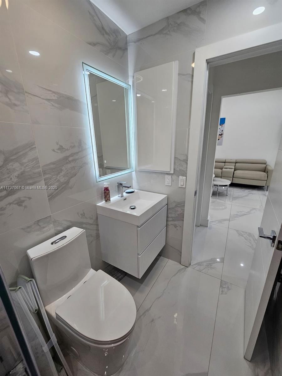 Real estate property located at 2733 55th Pl, Miami-dade, Alameda By The Lake, Hialeah, FL