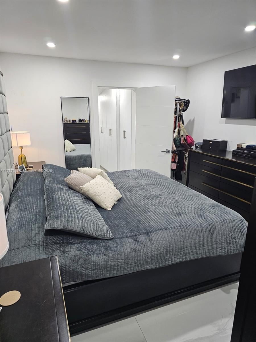 Real estate property located at 2733 55th Pl, Miami-dade, Alameda By The Lake, Hialeah, FL