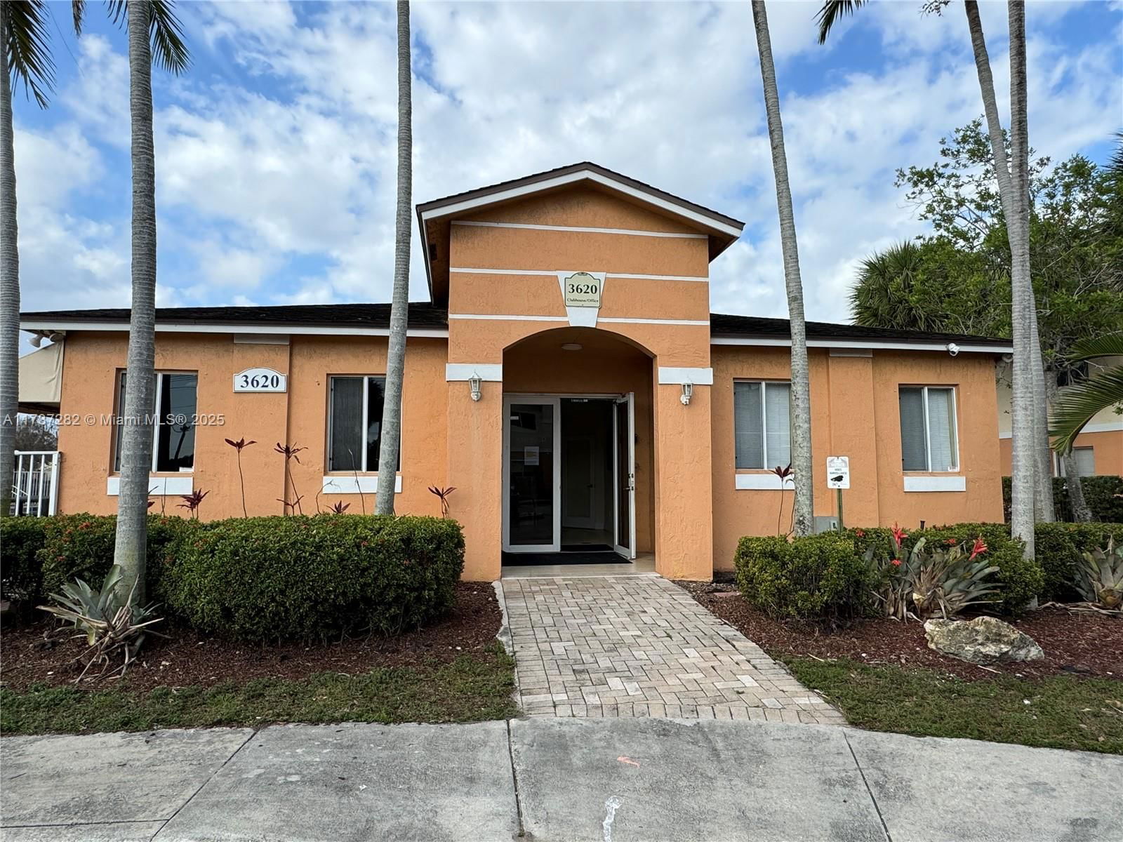 Real estate property located at 3630 56th Ave #304, Broward, Lakewood At Emerald Hills, Hollywood, FL