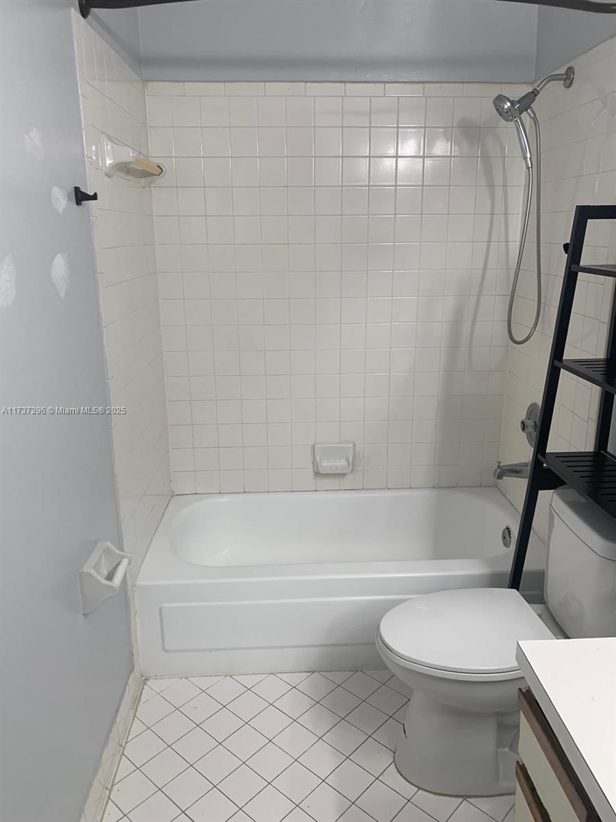 Real estate property located at 3437 44th St #102, Broward, Summer Lake, Oakland Park, FL