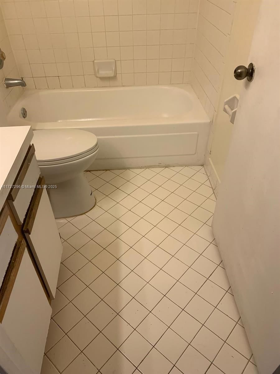 Real estate property located at 3437 44th St #102, Broward, Summer Lake, Oakland Park, FL