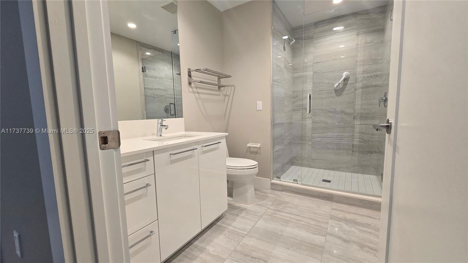 Real estate property located at 100 Las Olas Blvd #2202, Broward, 100 Las Olas Condo, Fort Lauderdale, FL