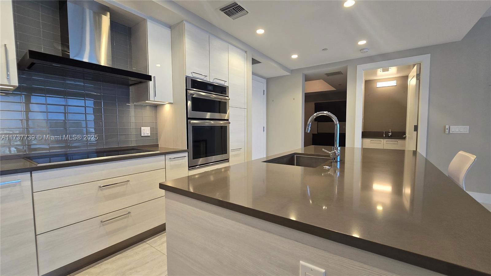 Real estate property located at 100 Las Olas Blvd #2202, Broward, 100 Las Olas Condo, Fort Lauderdale, FL