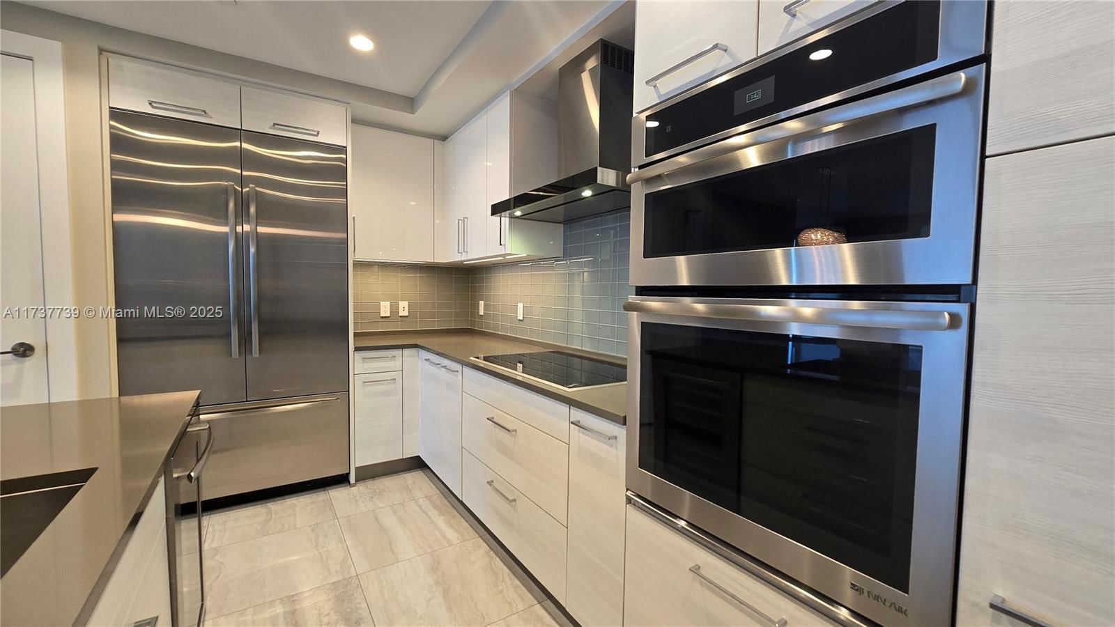 Real estate property located at 100 Las Olas Blvd #2202, Broward, 100 Las Olas Condo, Fort Lauderdale, FL