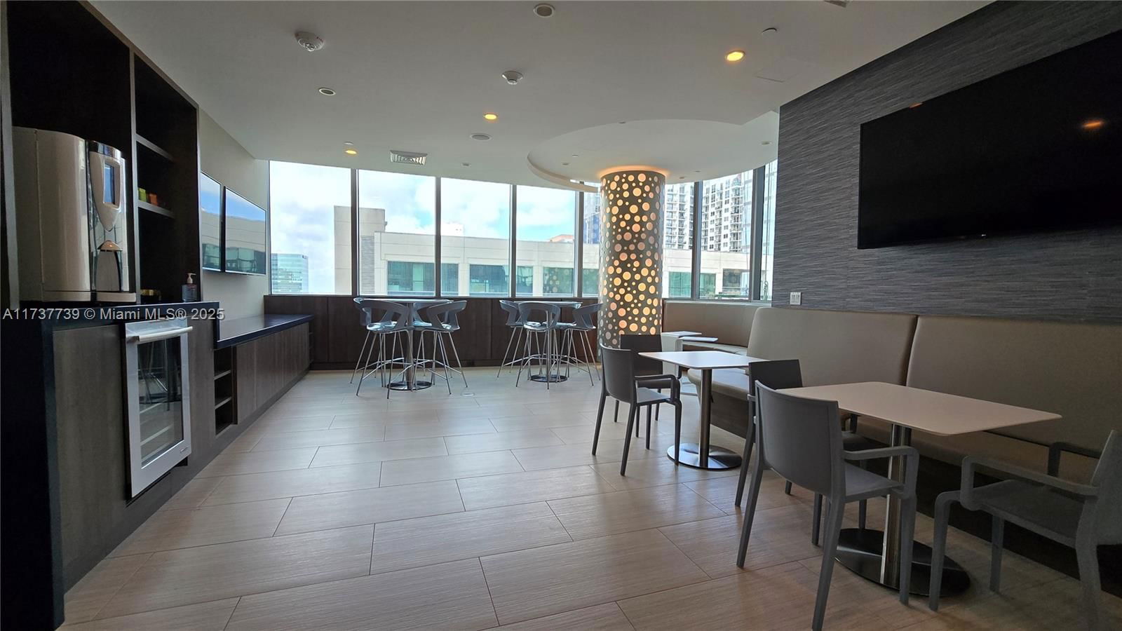 Real estate property located at 100 Las Olas Blvd #2202, Broward, 100 Las Olas Condo, Fort Lauderdale, FL