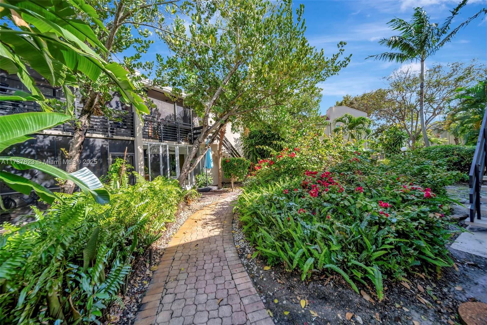 Real estate property located at 5350 6th Ave D11, Broward, Embarcadero Condo, Oakland Park, FL