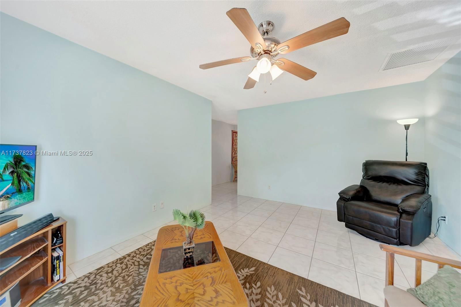 Real estate property located at 5350 6th Ave D11, Broward, Embarcadero Condo, Oakland Park, FL