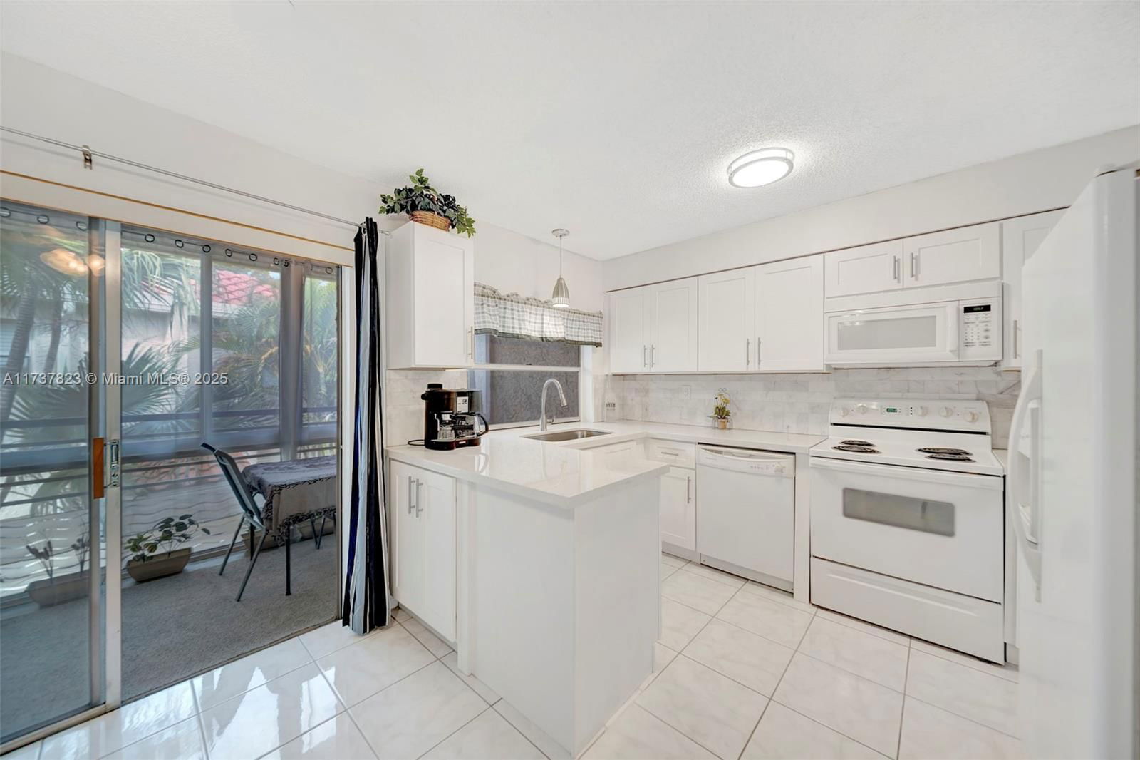 Real estate property located at 5350 6th Ave D11, Broward, Embarcadero Condo, Oakland Park, FL
