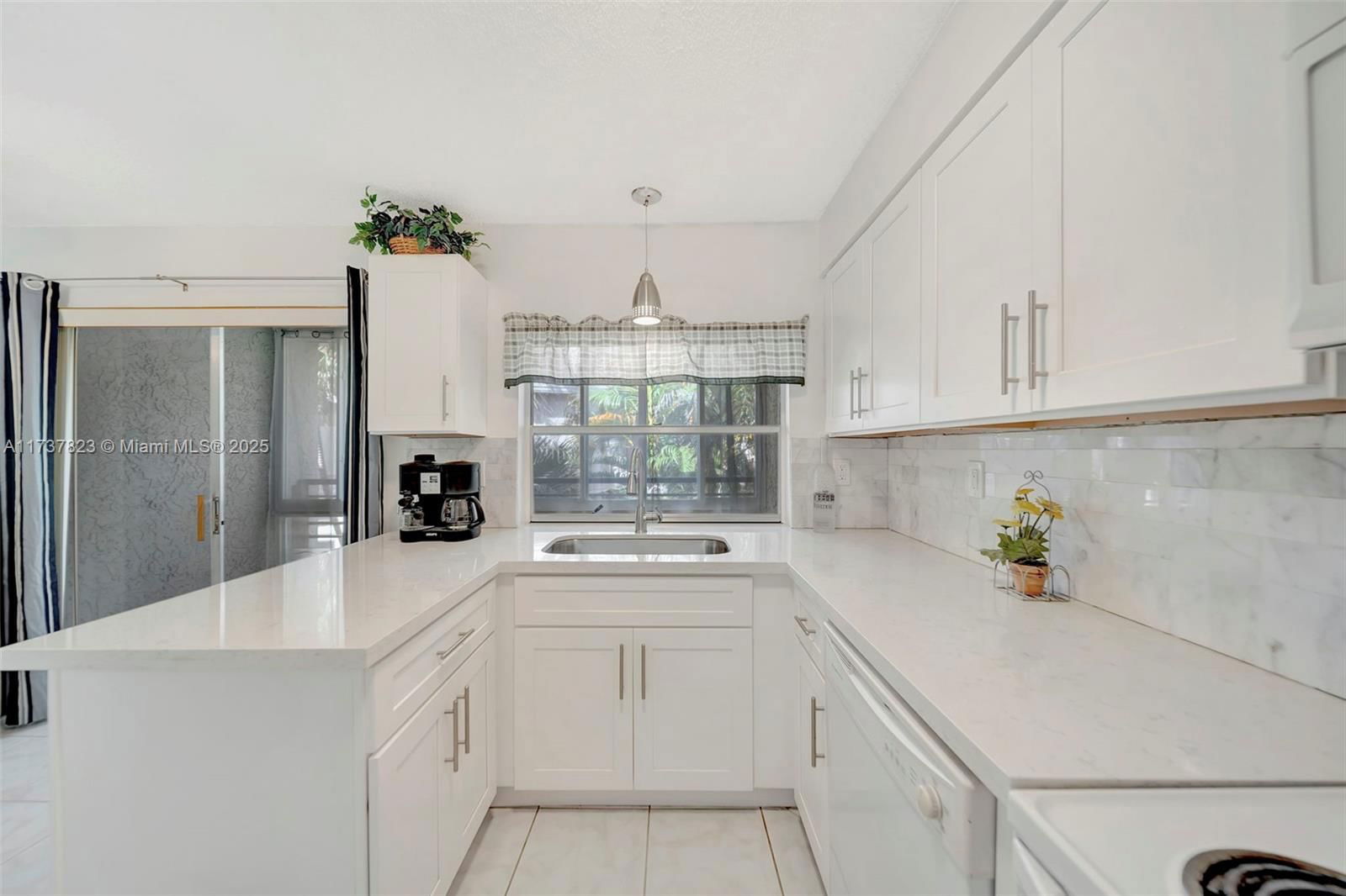Real estate property located at 5350 6th Ave D11, Broward, Embarcadero Condo, Oakland Park, FL