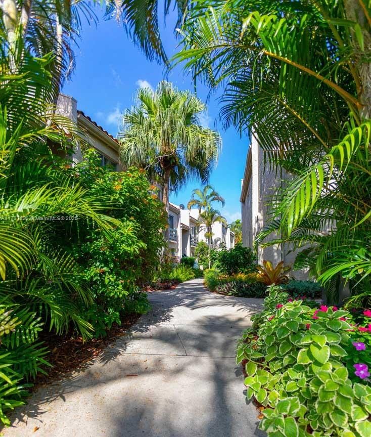 Real estate property located at 5350 6th Ave D11, Broward, Embarcadero Condo, Oakland Park, FL