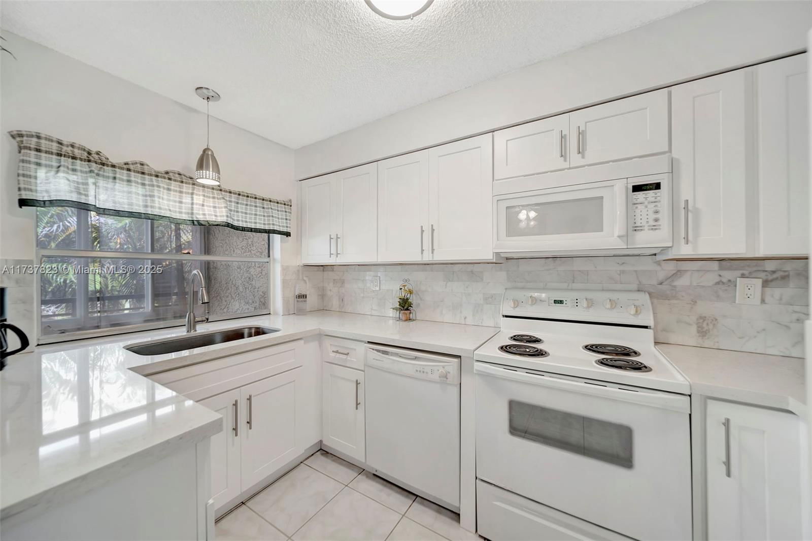 Real estate property located at 5350 6th Ave D11, Broward, Embarcadero Condo, Oakland Park, FL