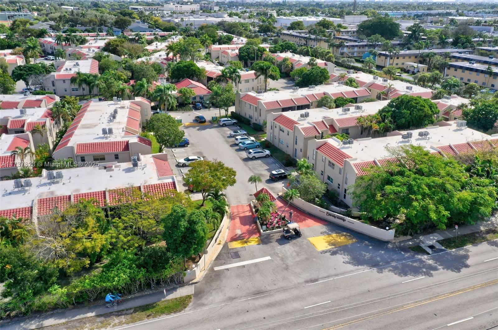 Real estate property located at 5350 6th Ave D11, Broward, Embarcadero Condo, Oakland Park, FL