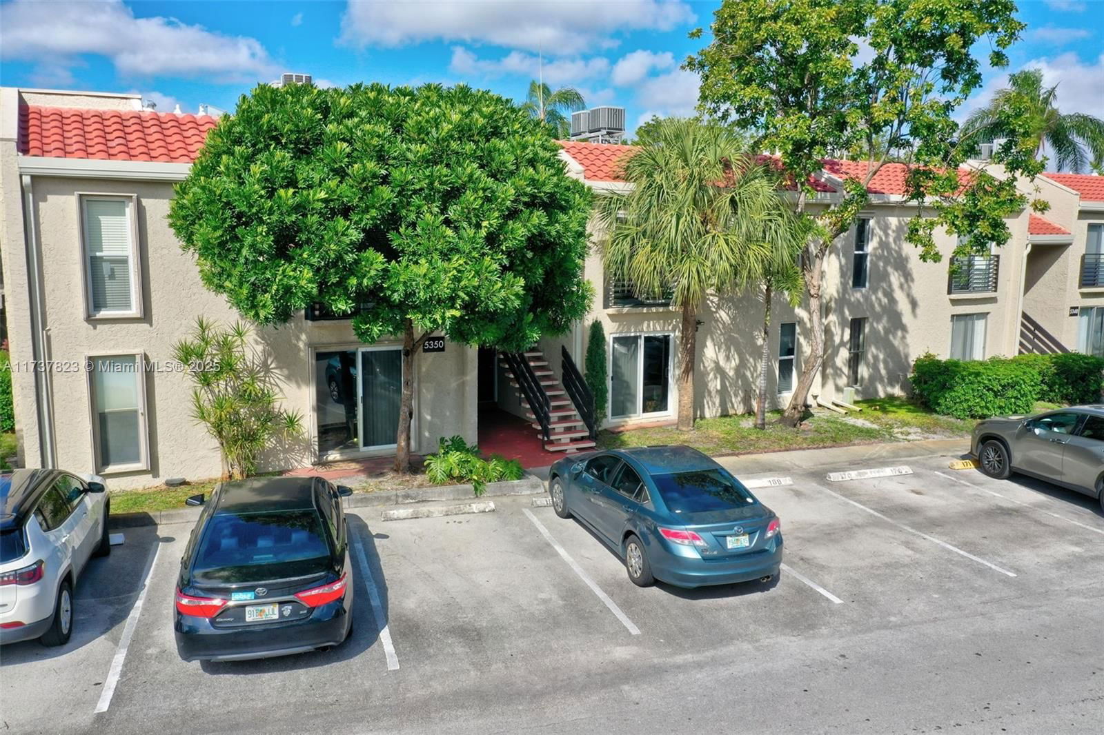 Real estate property located at 5350 6th Ave D11, Broward, Embarcadero Condo, Oakland Park, FL