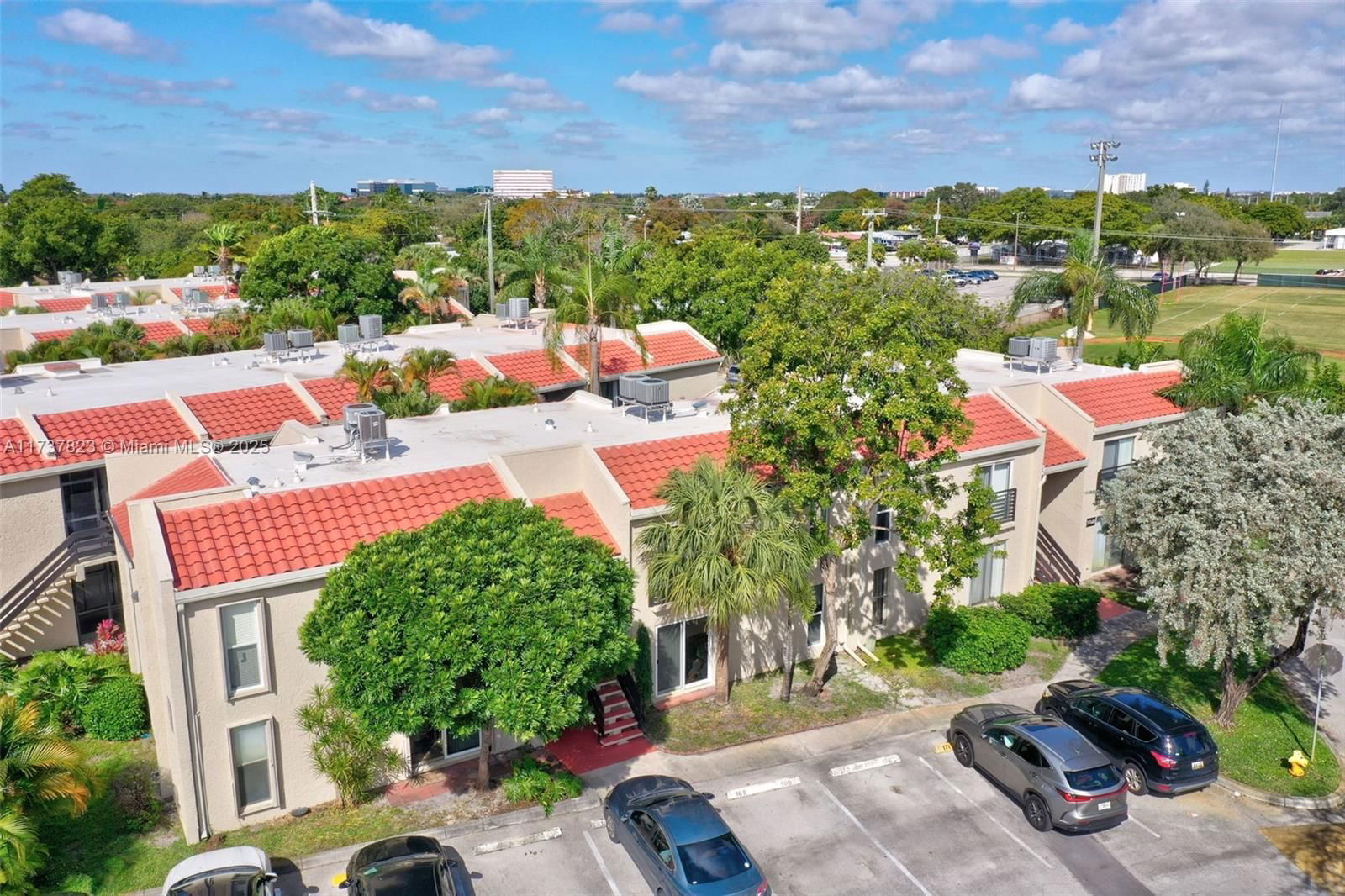 Real estate property located at 5350 6th Ave D11, Broward, Embarcadero Condo, Oakland Park, FL