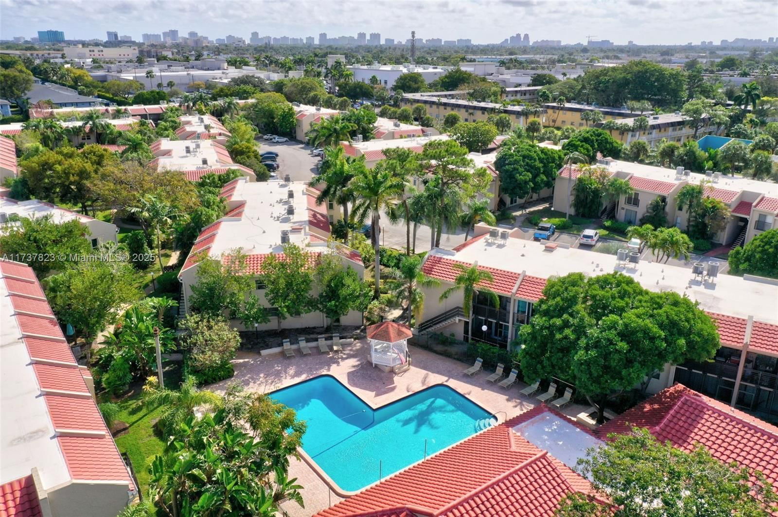 Real estate property located at 5350 6th Ave D11, Broward, Embarcadero Condo, Oakland Park, FL
