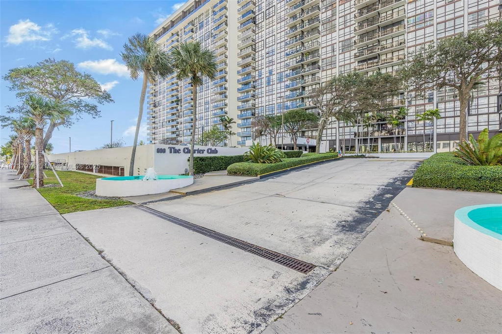 Real estate property located at 600 36th St #414, Miami-dade, Charter Club Condo, Miami, FL