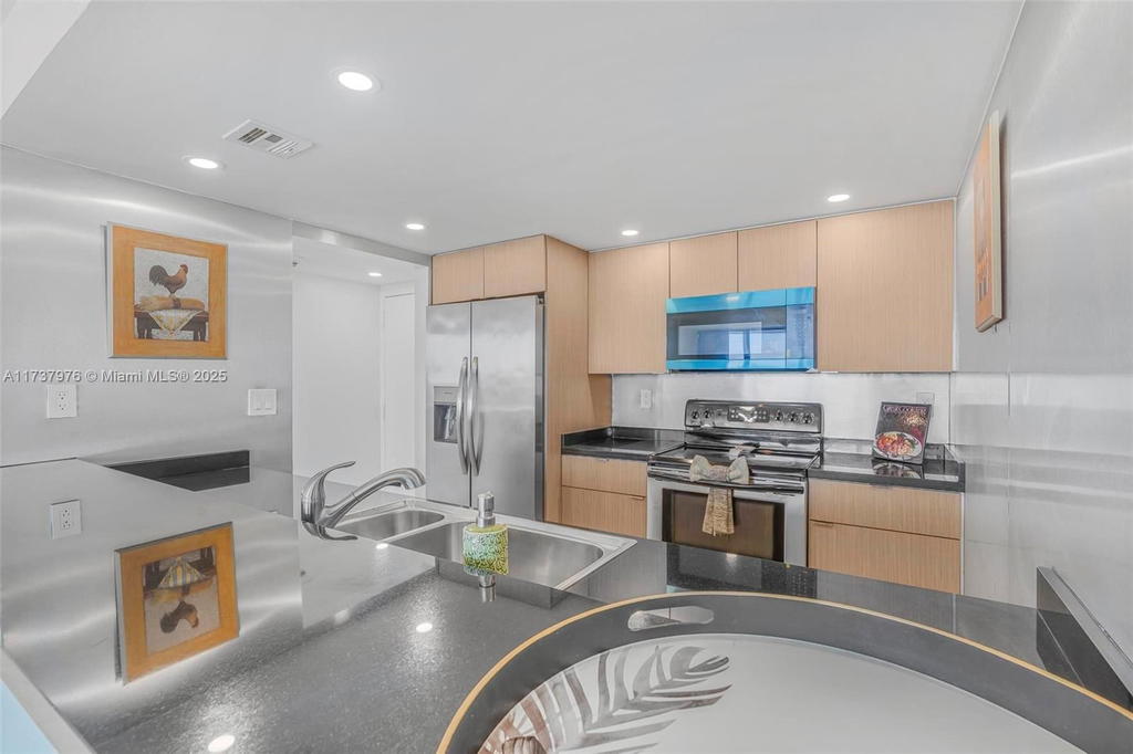 Real estate property located at 600 36th St #414, Miami-dade, Charter Club Condo, Miami, FL