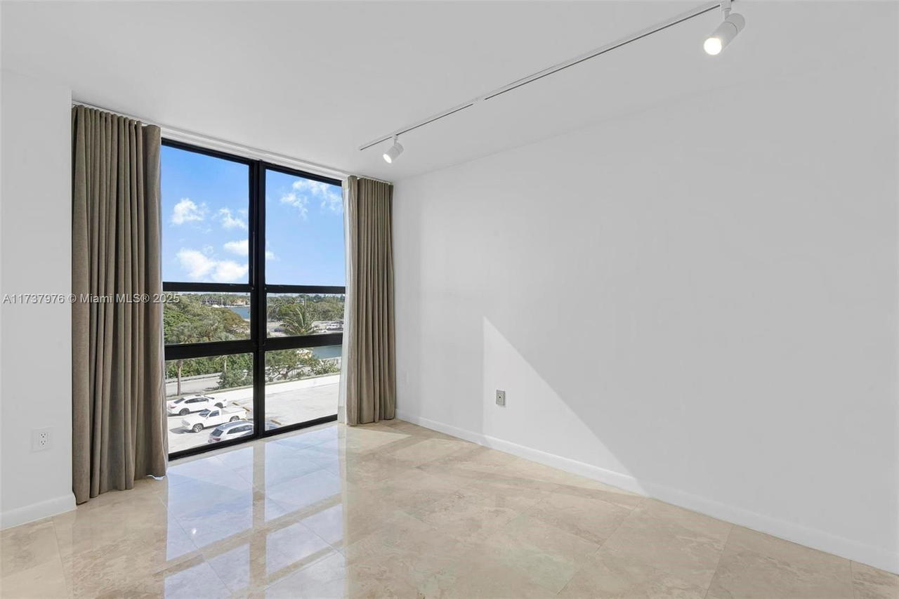 Real estate property located at 600 36th St #414, Miami-dade, Charter Club Condo, Miami, FL