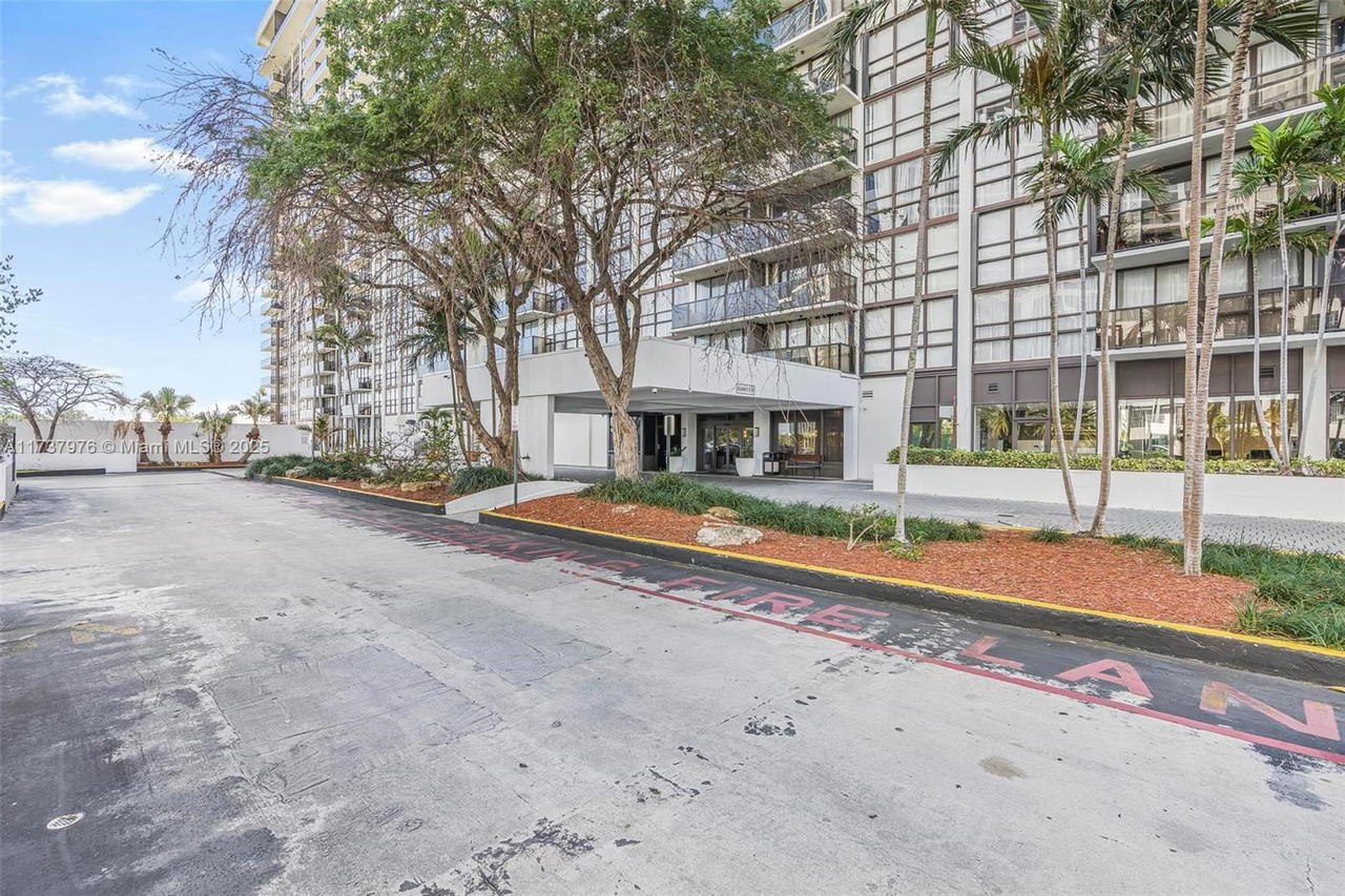 Real estate property located at 600 36th St #414, Miami-dade, Charter Club Condo, Miami, FL
