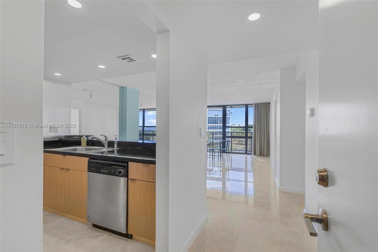 Real estate property located at 600 36th St #414, Miami-dade, Charter Club Condo, Miami, FL