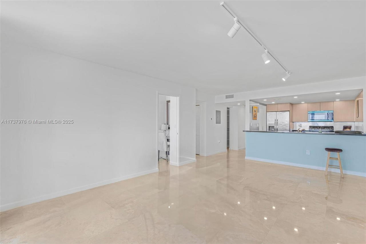 Real estate property located at 600 36th St #414, Miami-dade, Charter Club Condo, Miami, FL