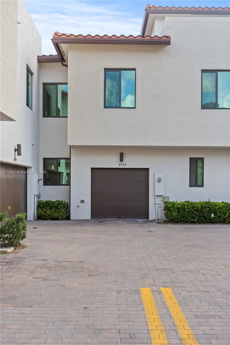 Real estate property located at 4760 83rd Pkwy, Miami-dade, Downtown Doral South Phas, Doral, FL