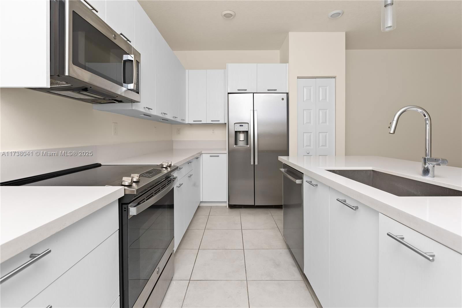 Real estate property located at 4760 83rd Pkwy, Miami-dade, Downtown Doral South Phas, Doral, FL