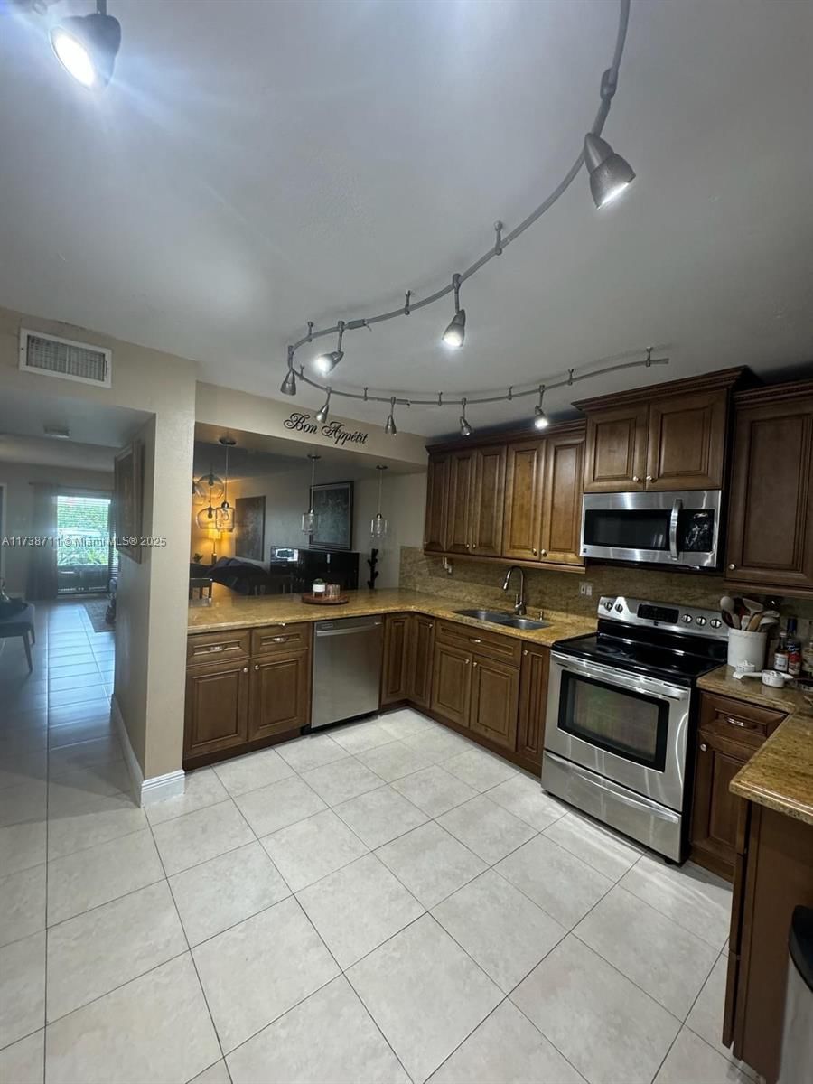 Real estate property located at 2401 11th St #3C, Miami-dade, Biltmore Club Villas Town, Miami, FL