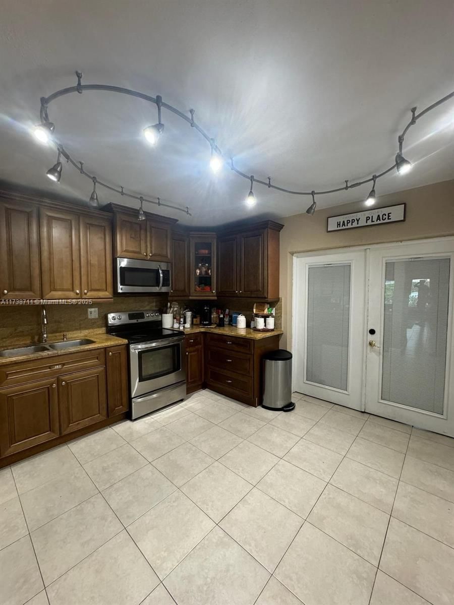 Real estate property located at 2401 11th St #3C, Miami-dade, Biltmore Club Villas Town, Miami, FL