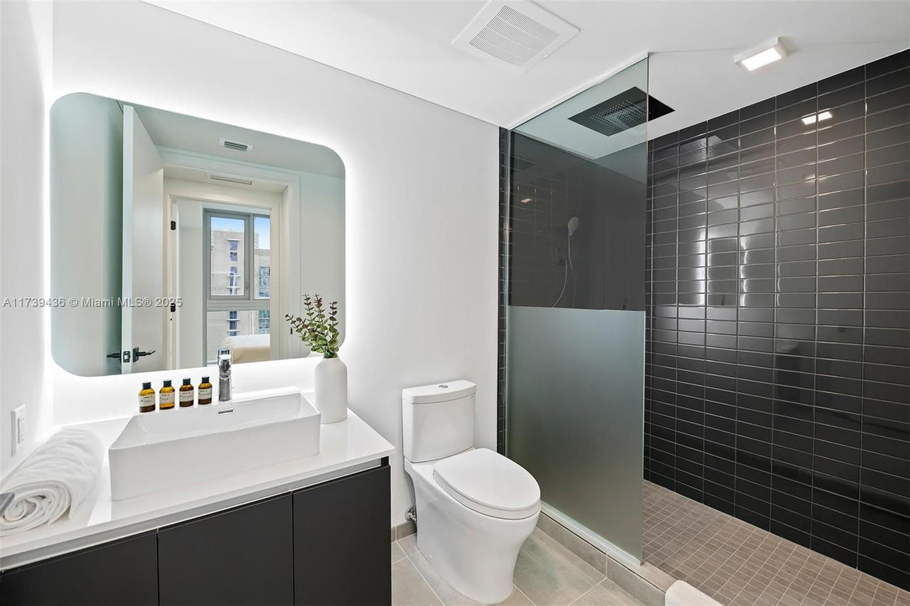 Real estate property located at 227 2nd St #3109, Miami-dade, Yotelpad Miami, Miami, FL