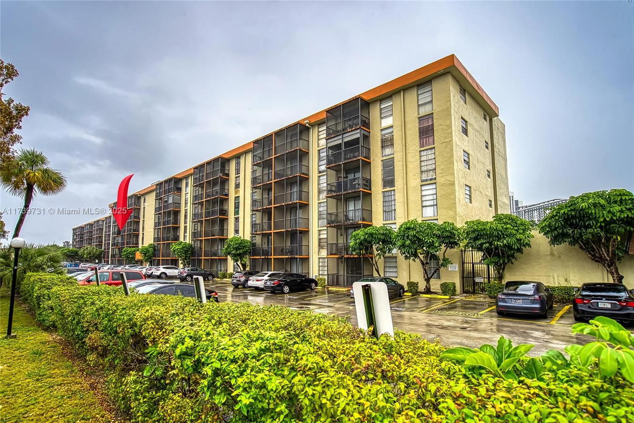 Real estate property located at 16851 23rd Ave A319, Miami-dade, Woodside Apts Condo, North Miami Beach, FL